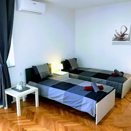 Center Park And Apartment *