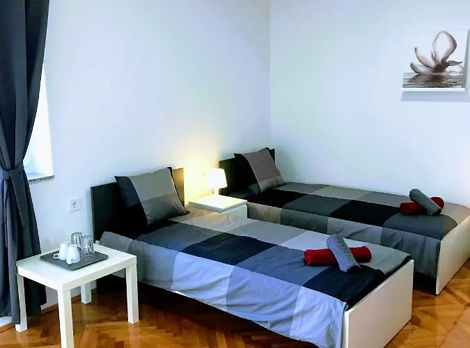 Center Park And Apartment *